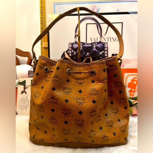 MCM Visetos Bucket Style with Lion Medallion - Picture 2 of 10